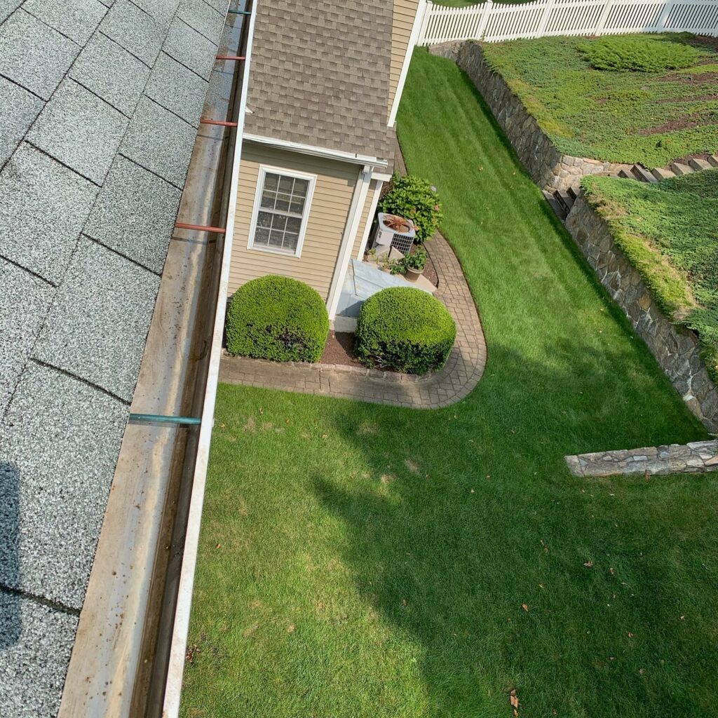 Gutter Cleaning In Weston CT